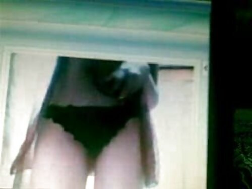Chica arrodillada se ...