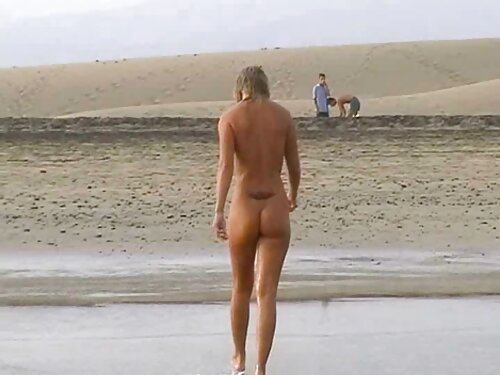 Una hermosa joven re ...