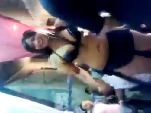 Hay dos chicas ancia ...