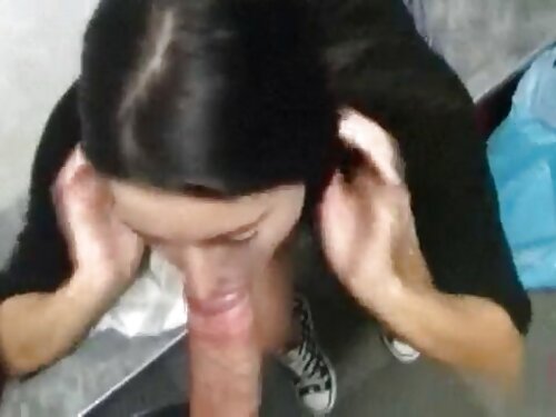 Mujer emocionada vid ...